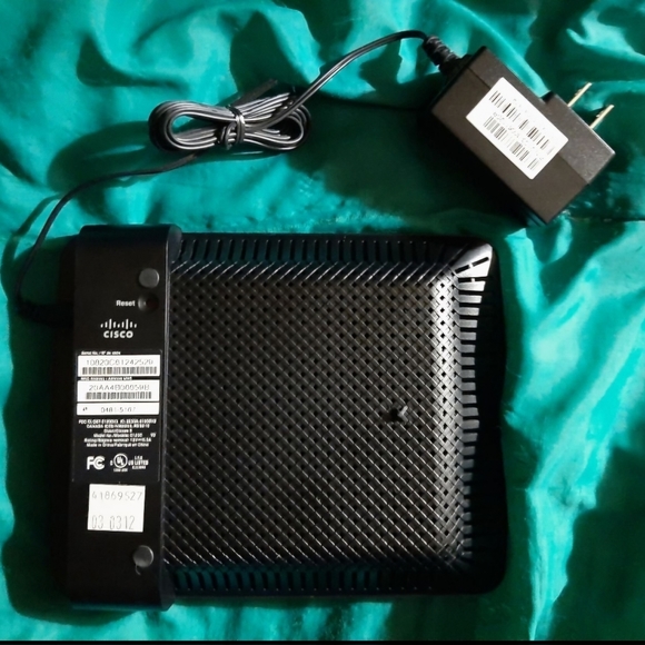 Cisco Linksys E1200 Router - Picture 3 of 3